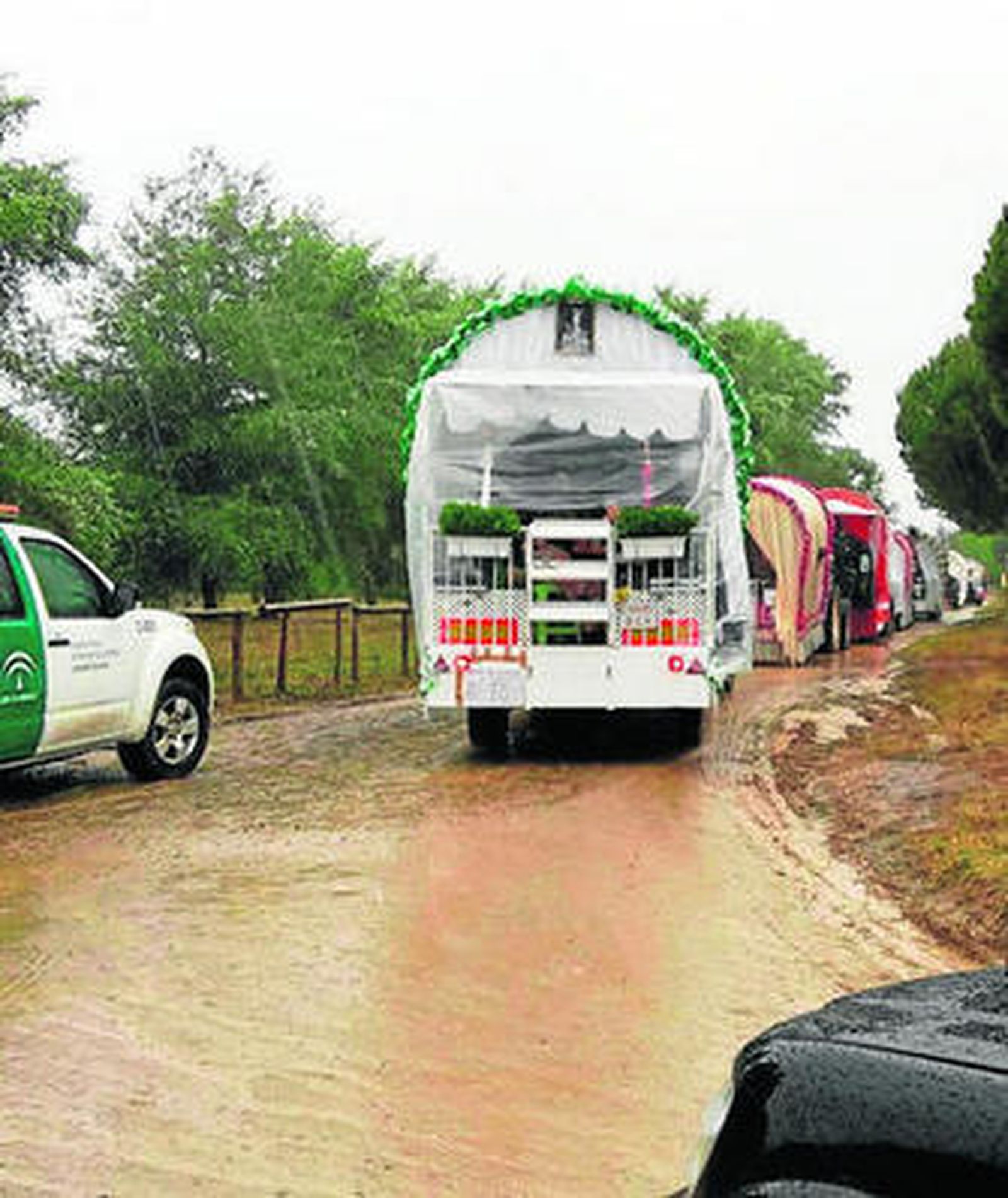 Una fila de carriolas discurriendo por uno de los caminos habilitados.