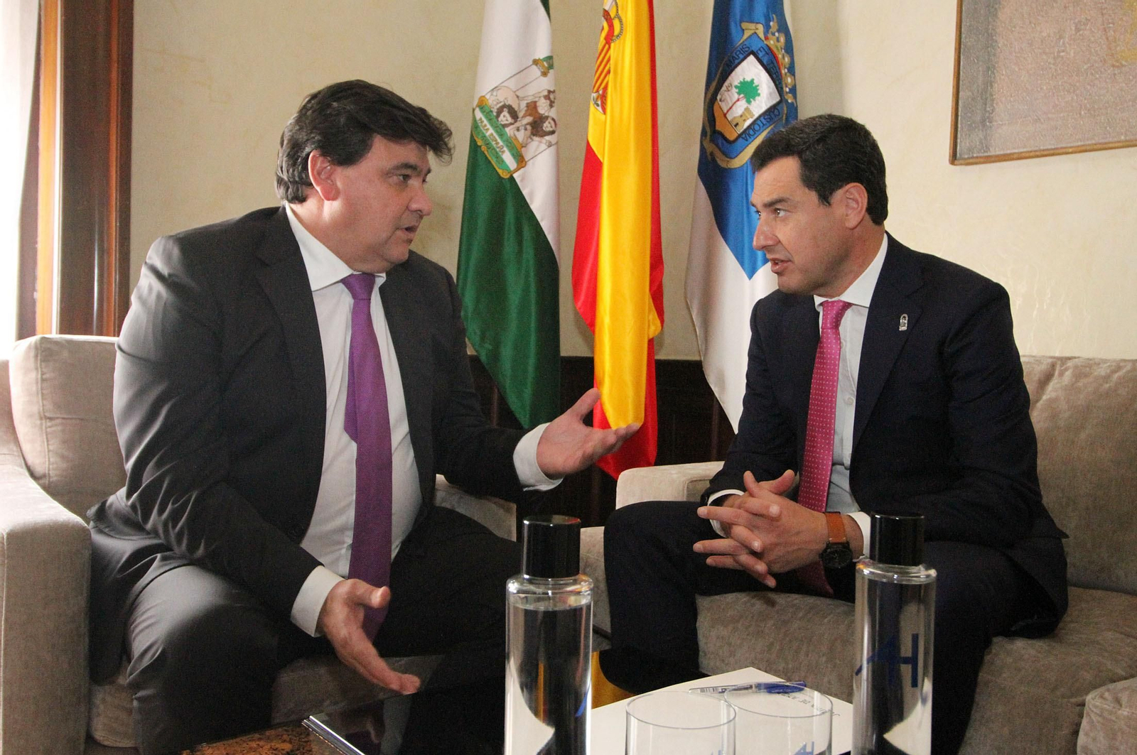 Juanma Moreno se reúne con Gabriel Cruz en el Ayuntamiento, en imágenes