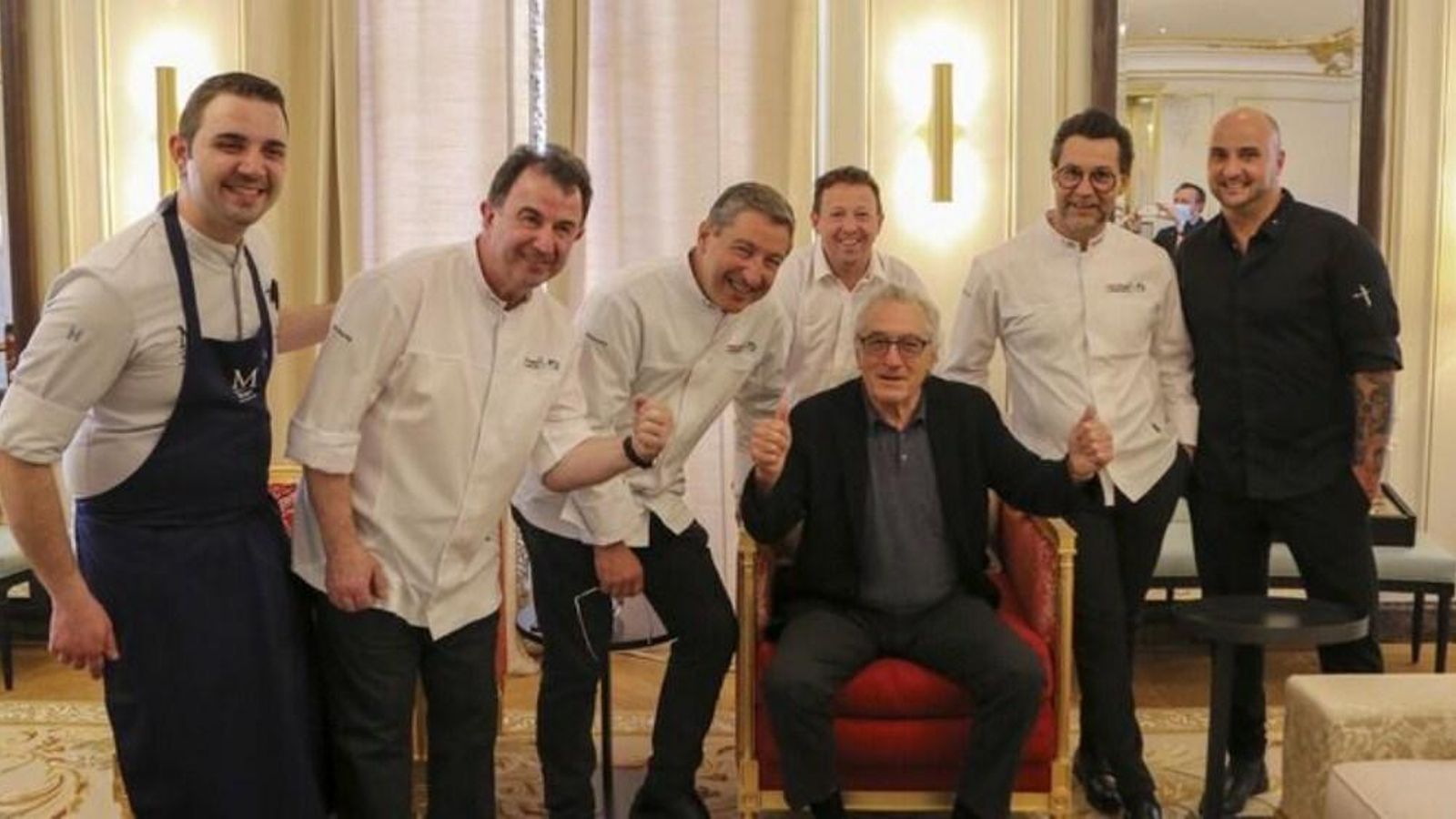 Robert de Niro con los cocineros responsables del menú 'impagable'.