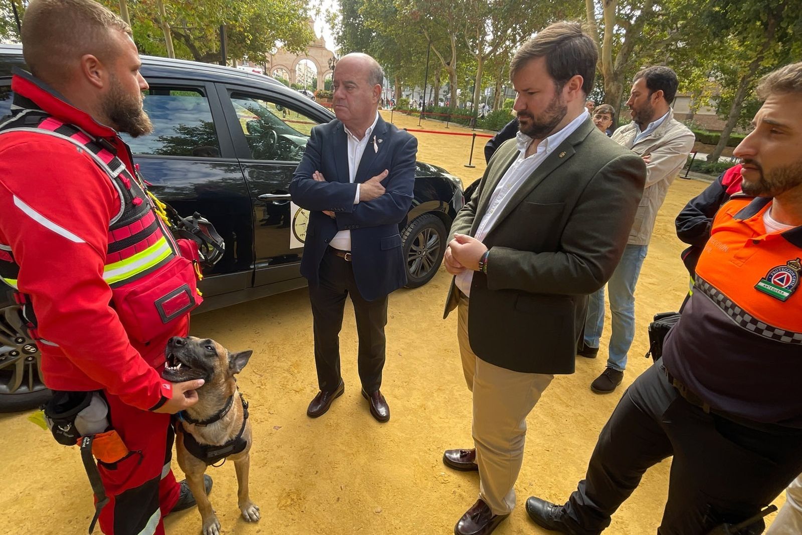 El alcalde de Antequera y el delegado de Seguridad conocieron a las unidades caninas.