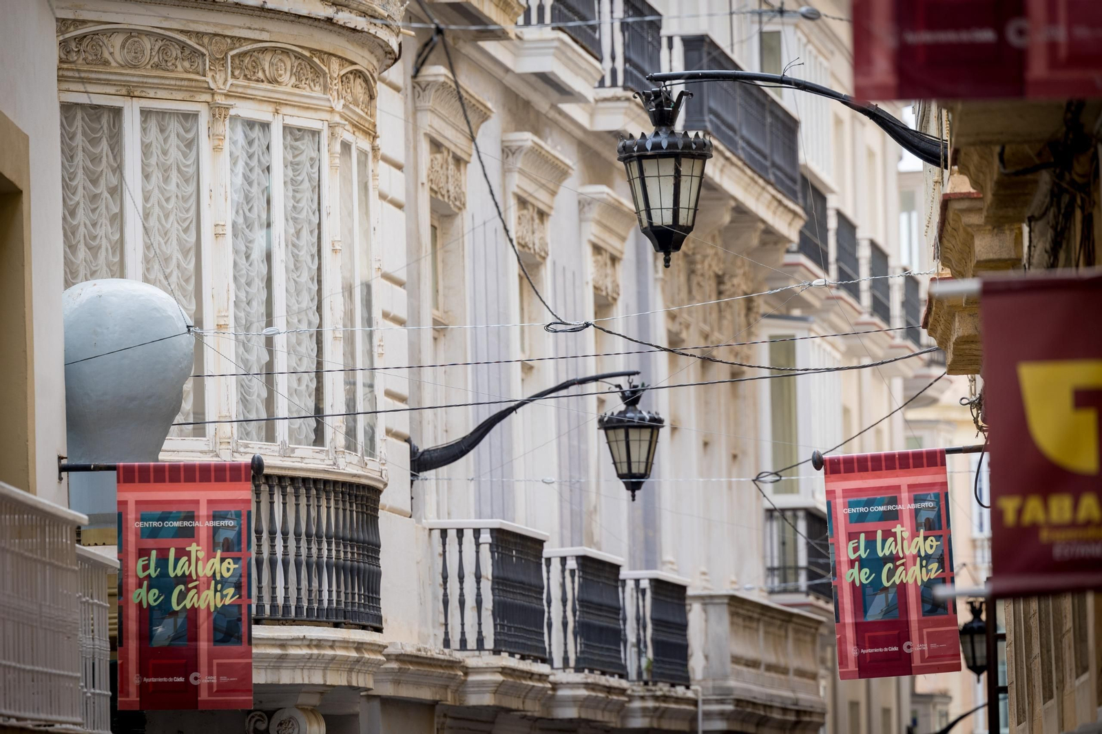 Cables en la calle Novena donde colgarán las luces de la próxima Navidad.