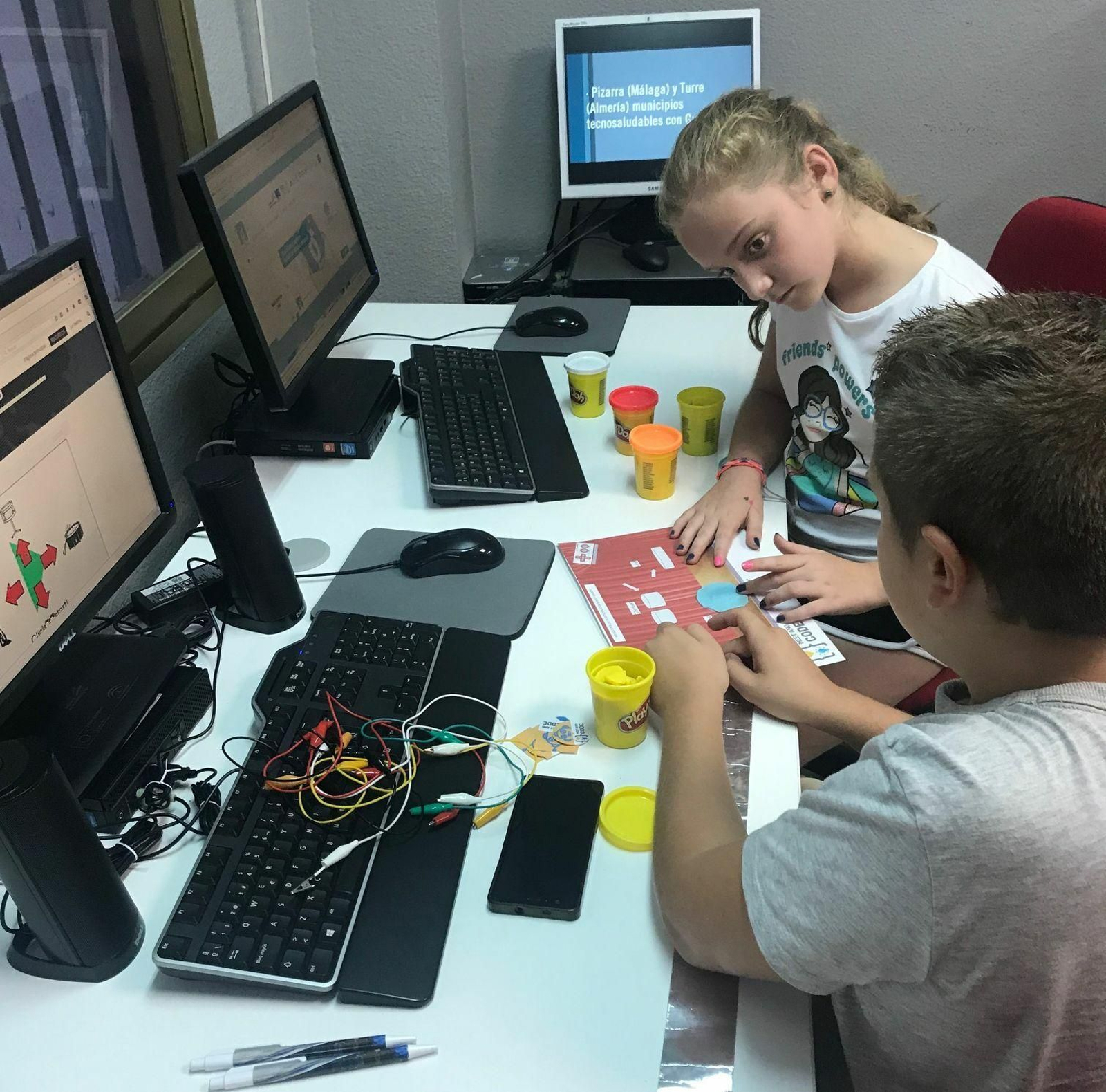 Trabajando en la construcción de estos instrumentos.