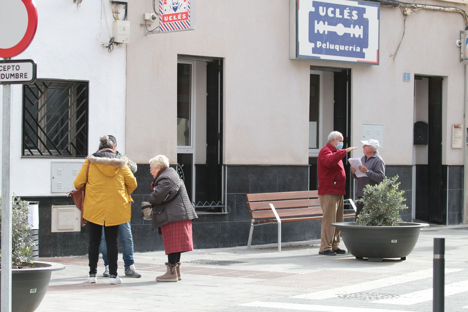 Varias personas transitan por la calle en la localidad de Viator.