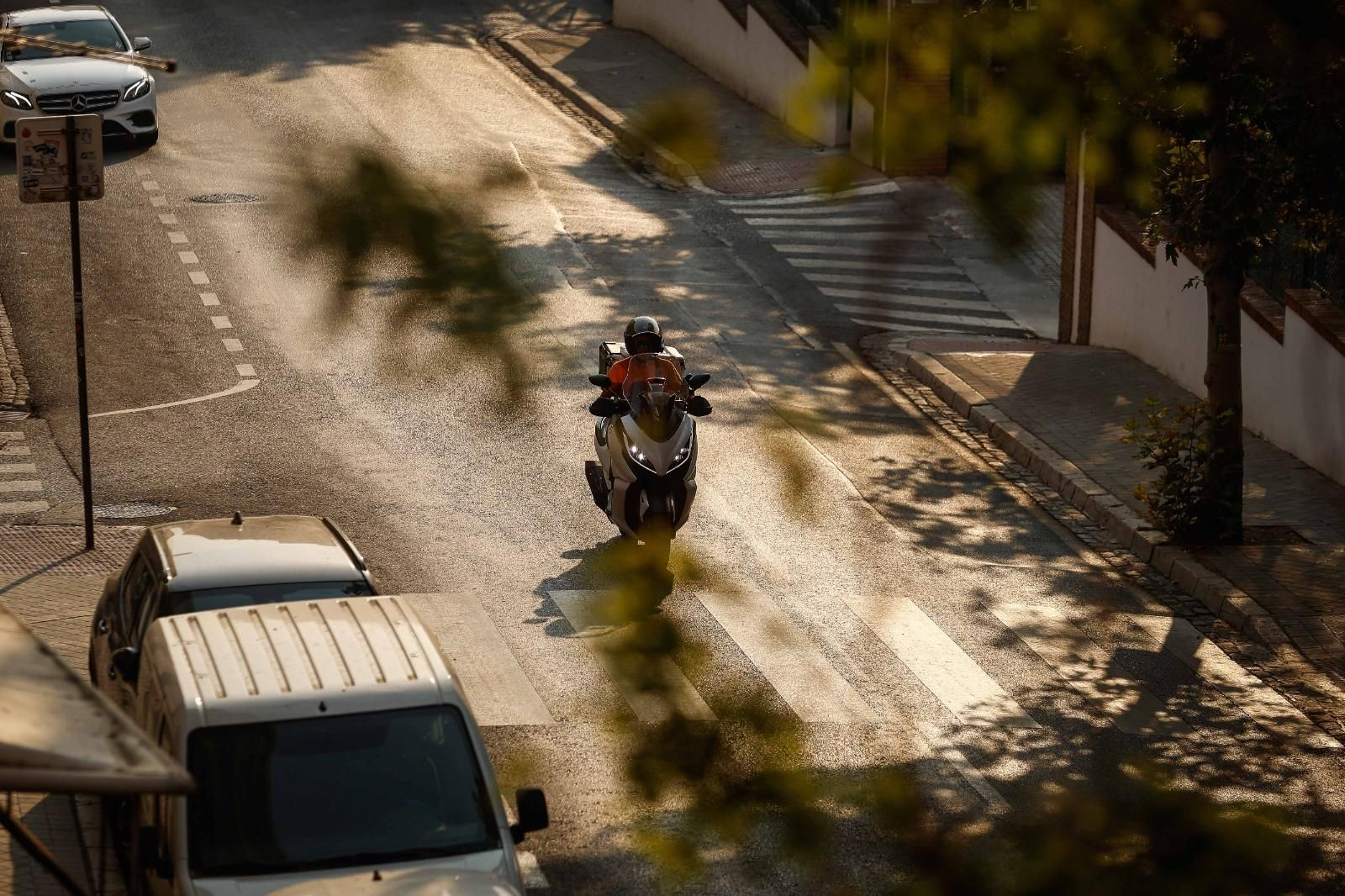 El humo de los incendios repartidos por el país cubre Granada: las imágenes