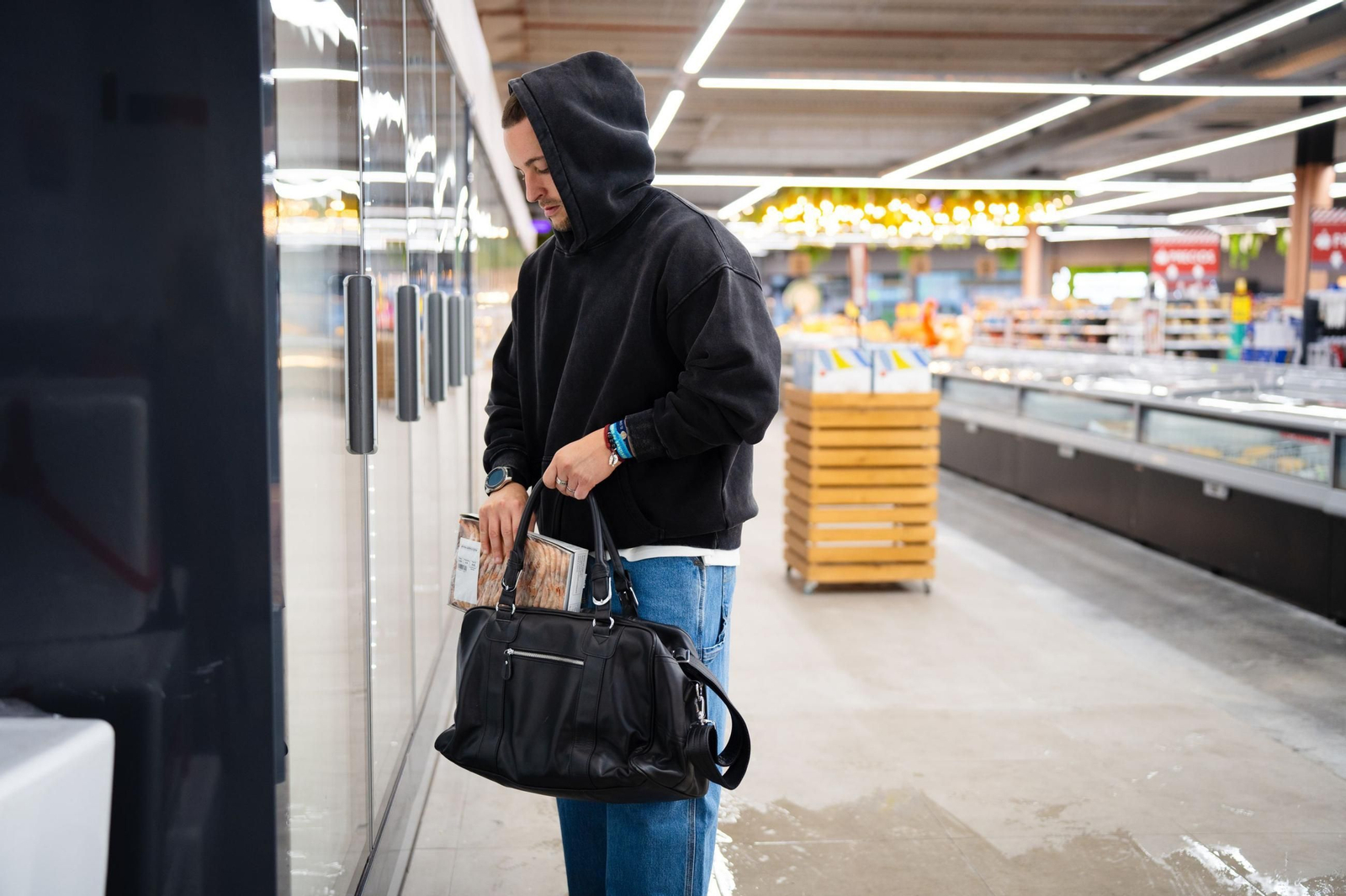 Imagen cedida por Aecoc ilustrando un robo en un establecimiento alimentario