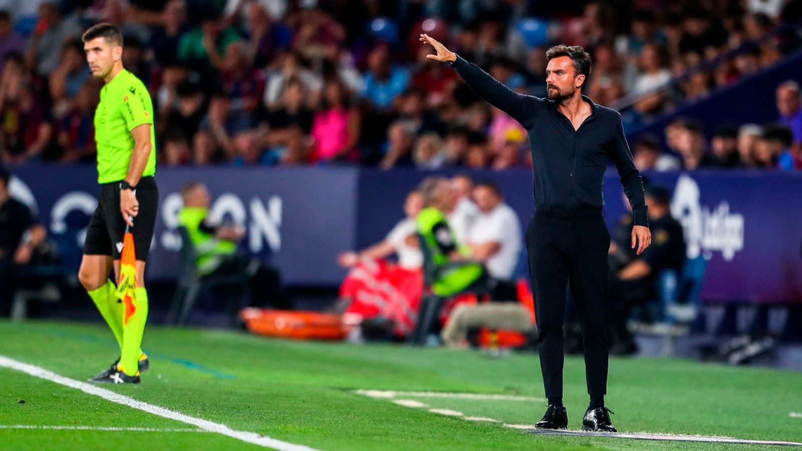 El técnico del Sporting de Gijón da instrucciones desde el área técnica.