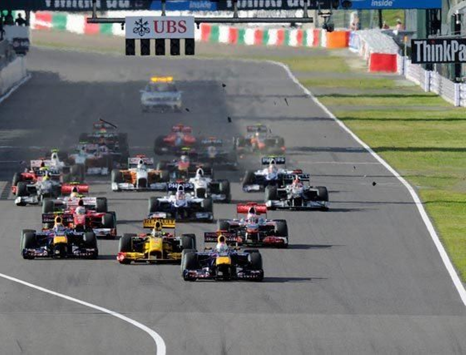 Fernando Alonso logra superar el peor circuito que le quedaba para Ferrari F10 con un tercer puesto detrás de los Red Bull del alemán Sebastian Vettel y del australiano Mark Webber  Foto: efe