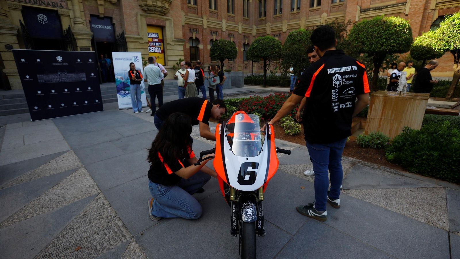 Los estudiantes ponen a punto la moto.