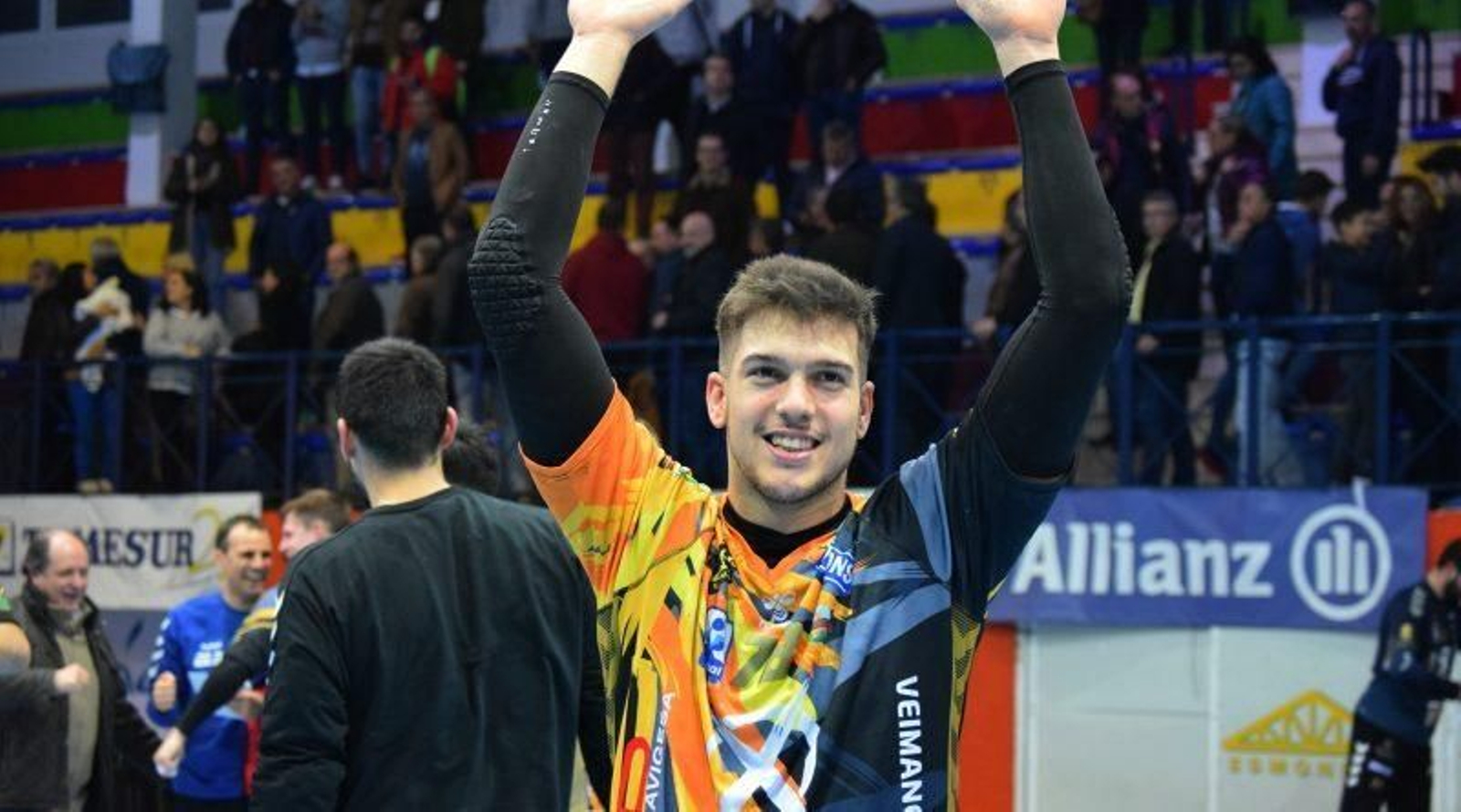 David Estepa saluda ala afición del Miguel Salas tras un partido de la última temporada.