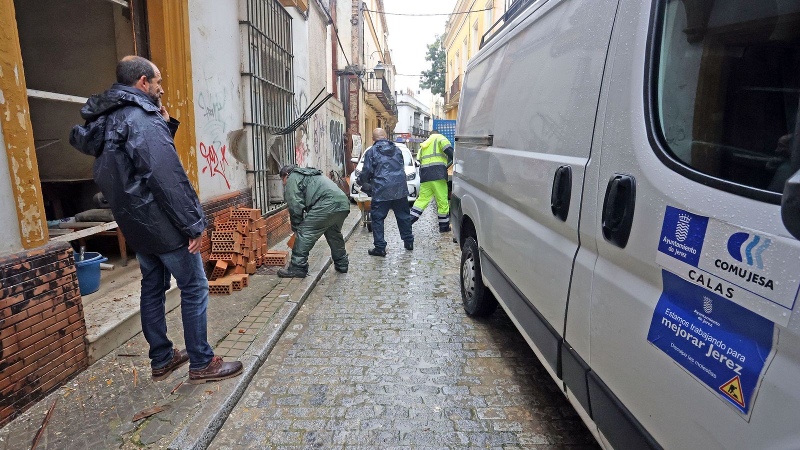 Imágenes del derrumbe en una casa okupada en Jerez