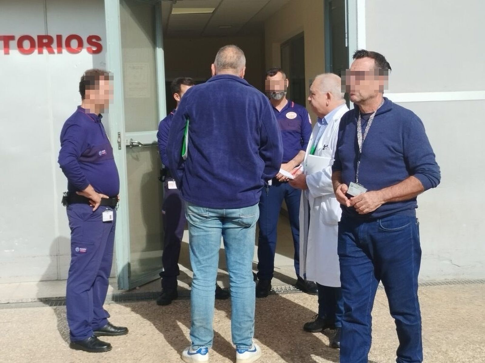 Vigilantes impiden el paso al presidente de la junta de personal.