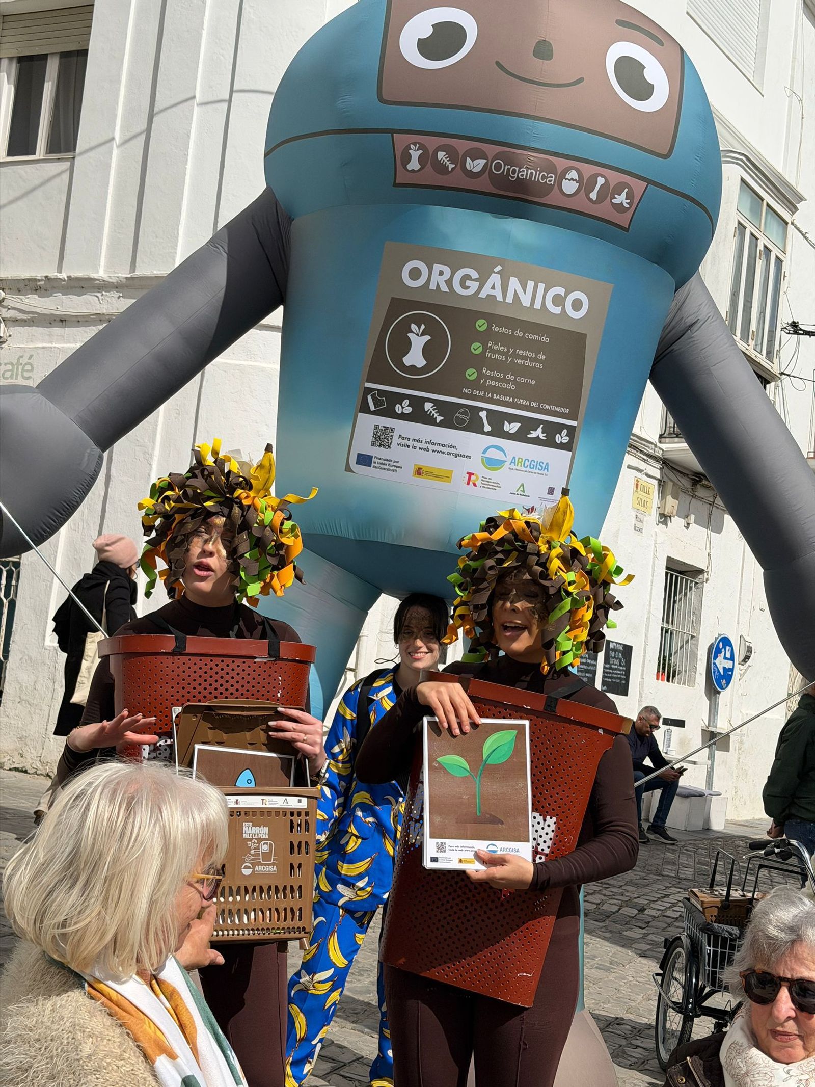 La campaña de la Mancomunidad y Arcgisa para el uso del contenedor marrón llega a Tarifa