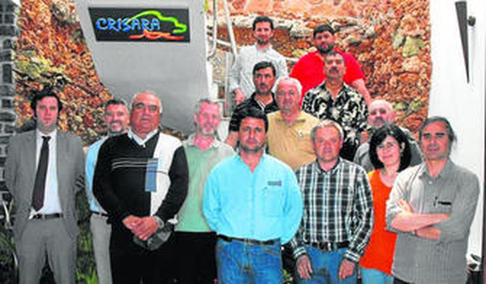 Miembros de la delegación de Tajikistán junto a los responsables de la empresa Crisara de Chirivel.