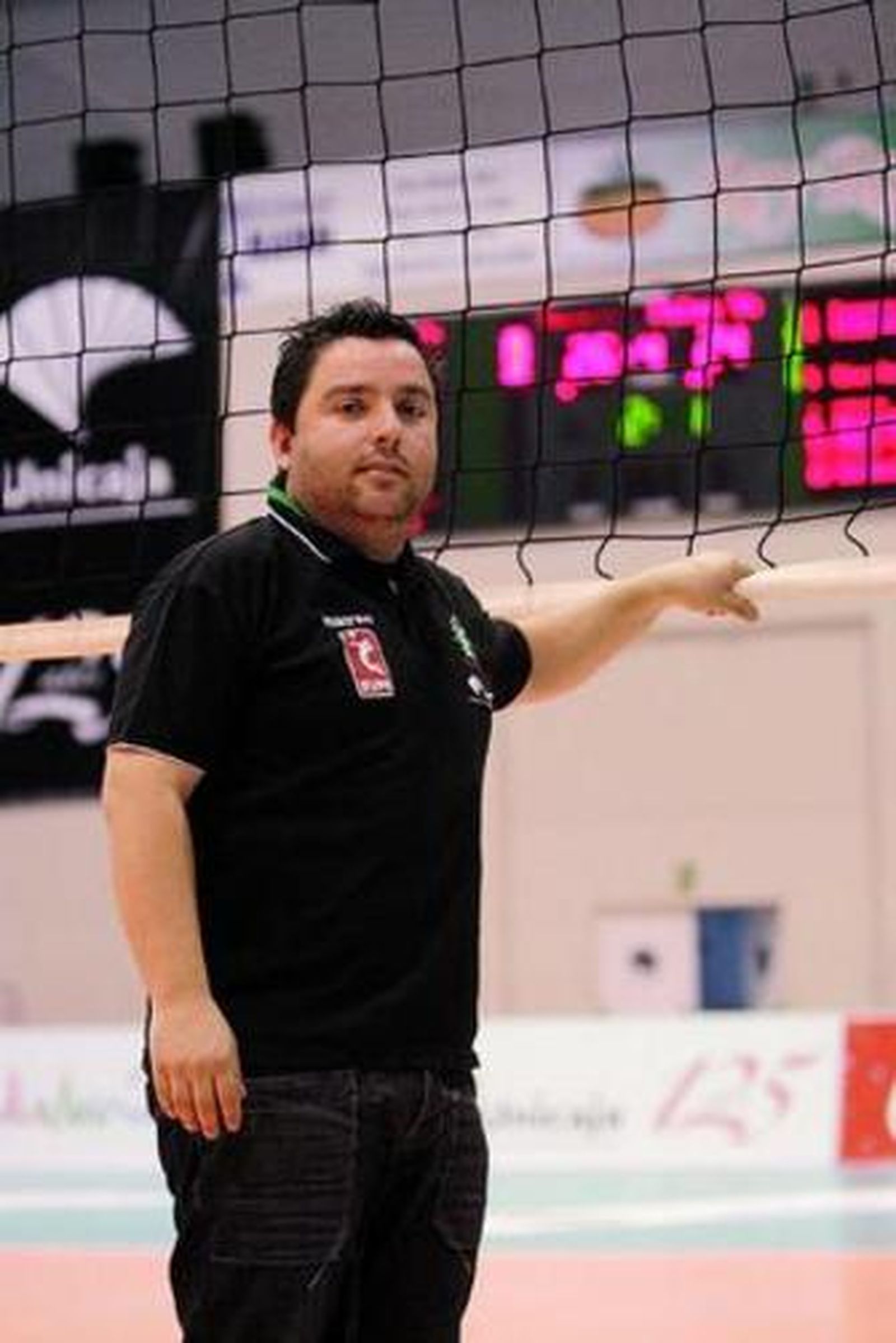 Viedma coge la red del Moisés Ruiz tras el partido ante Palma.