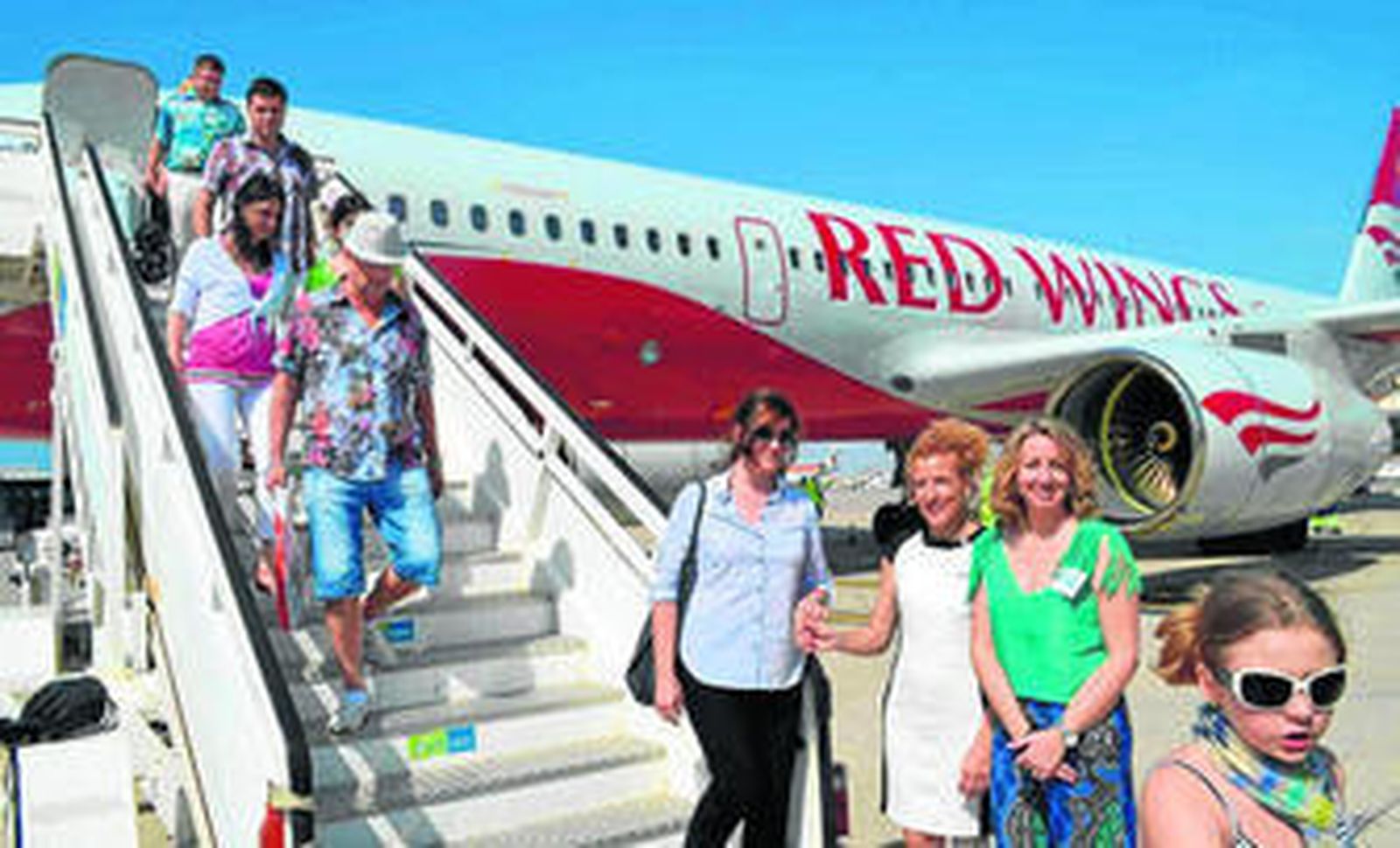 El primer vuelo de turistas rusos tuvo lugar el 16 de junio de 2012 gracias al acuerdo entre Natalie Tours y el Patronato Provincial de Turismo.