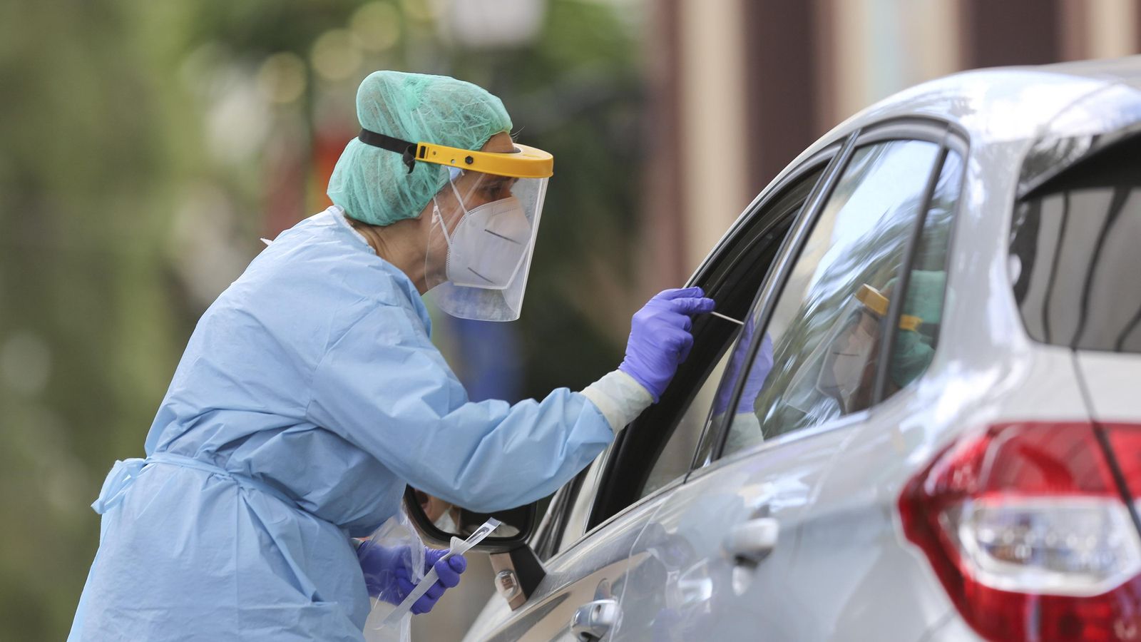 Una sanitaria toma muestras a un conductor durante la pandemia de Covid en 2020. Una sanitaria toma muestras a un conductor durante la pandemia de Covid en 2020.