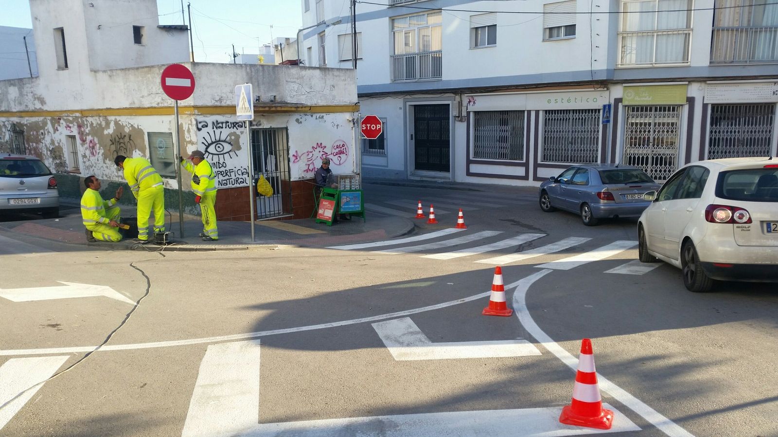 Operarios colocando las nuevas señales en la zona.