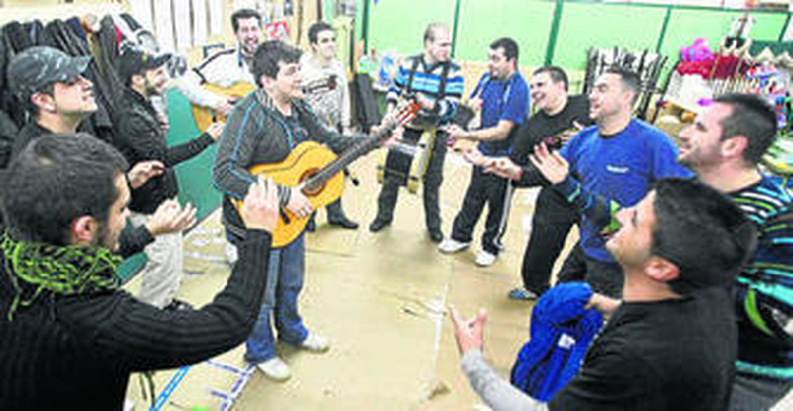 La chirigota de Kike Remolino y Javi García en uno de sus ensayos en el colegio Andalucía.