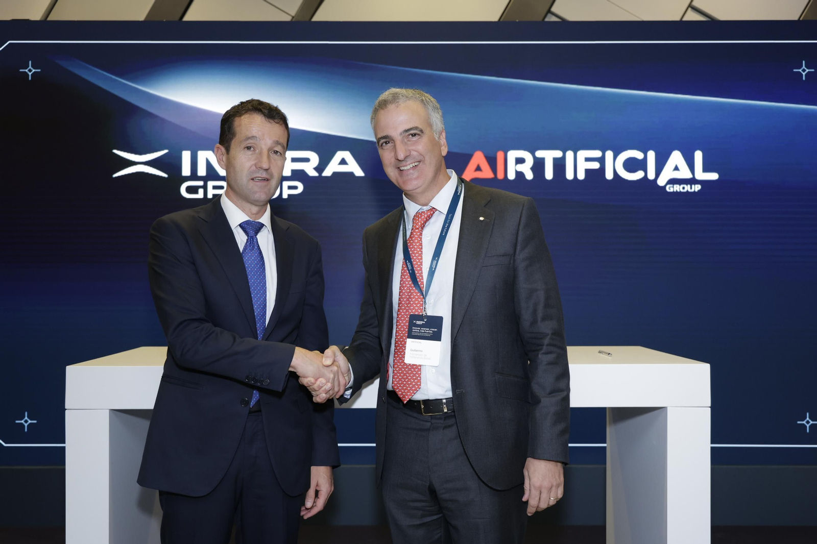 El presidente ejecutivo de Indra, Ángel Escribano, y el CEO de Airtificial, Guillermo Fernández de Peñaranda. El presidente ejecutivo de Indra, Ángel Escribano, y el CEO de Airtificial, Guillermo Fernández de Peñaranda.