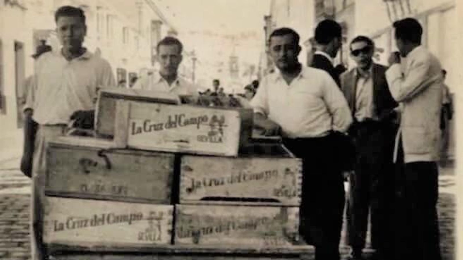 Vecinos empleados de la fábrica Cruz del Campo.