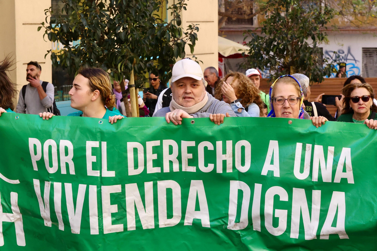 Cientos de personas salen a las calles de Málaga en apoyo a La Invisible, en fotos