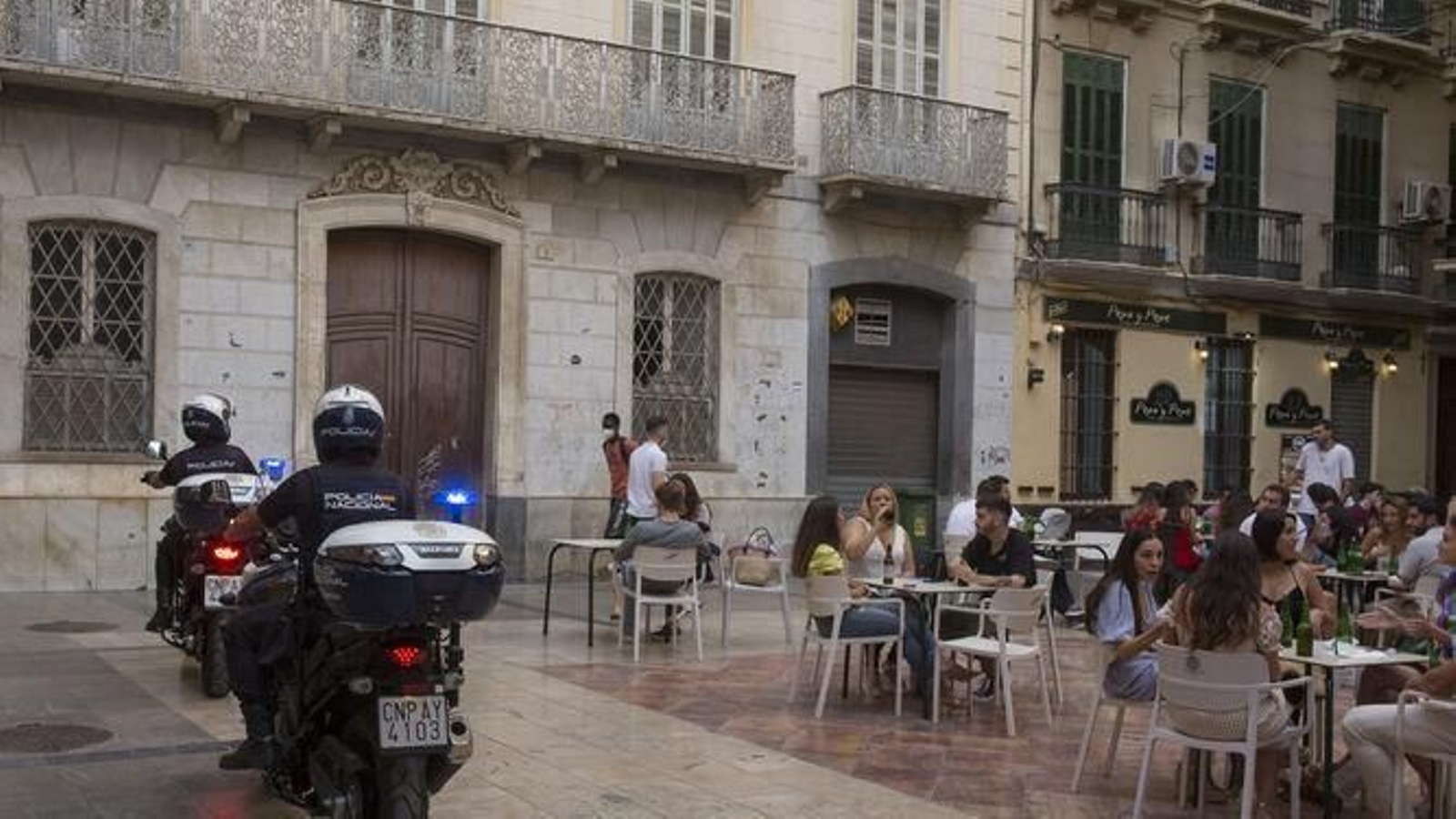 Los cuerpos de policía patrullan por la Plaza Mitjana.