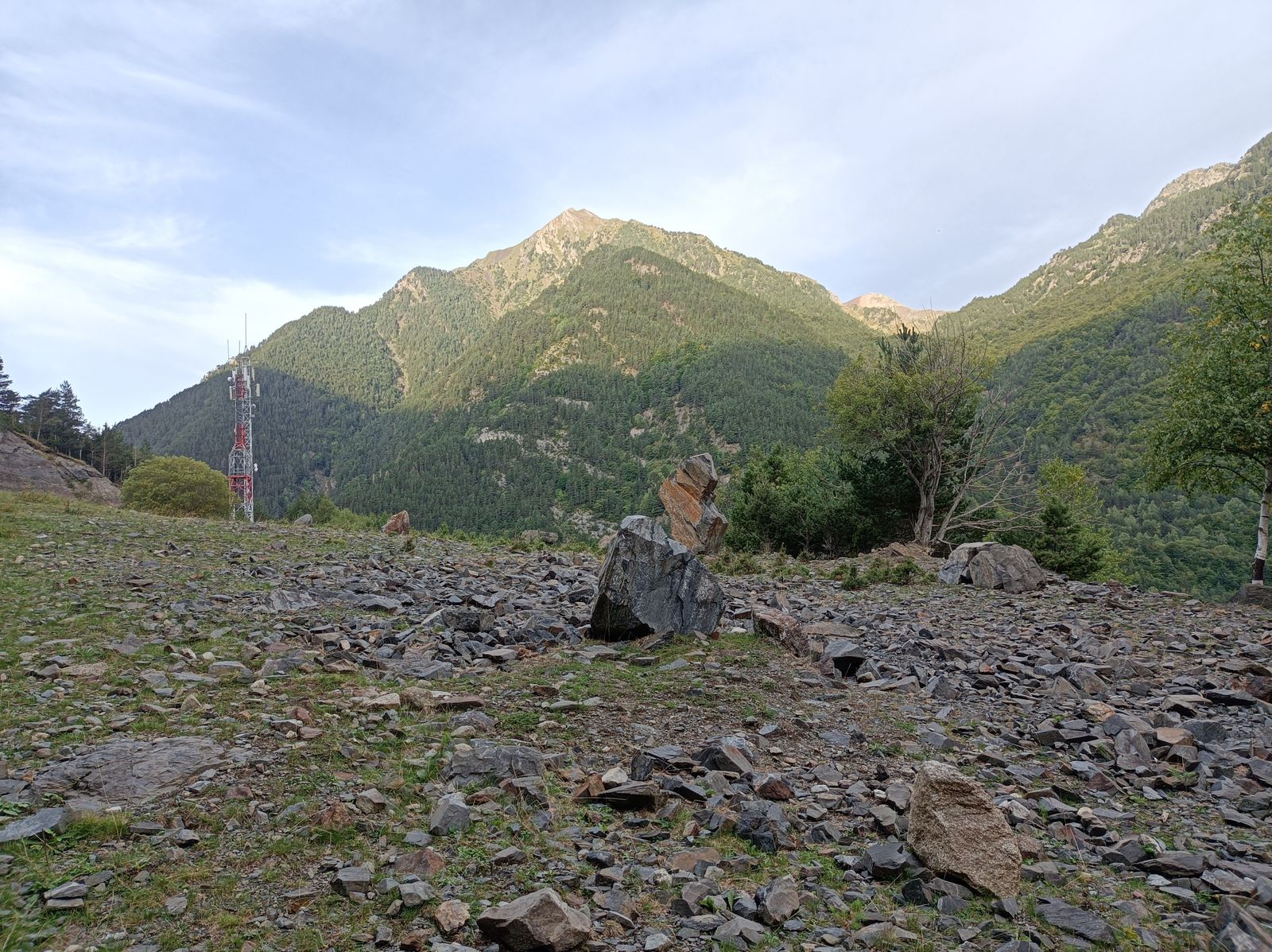 Ascenso hasta la pared del Embalse de Baserca.