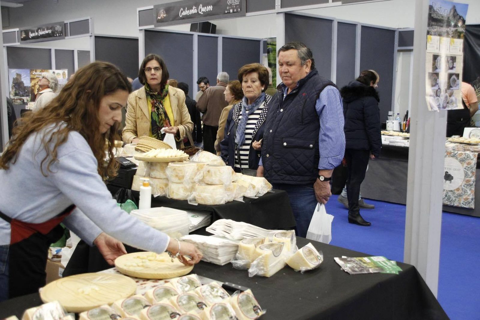 Un recorrido en imágenes por la Feria del Queso de Los Pedroches en Hinojosa del Duque