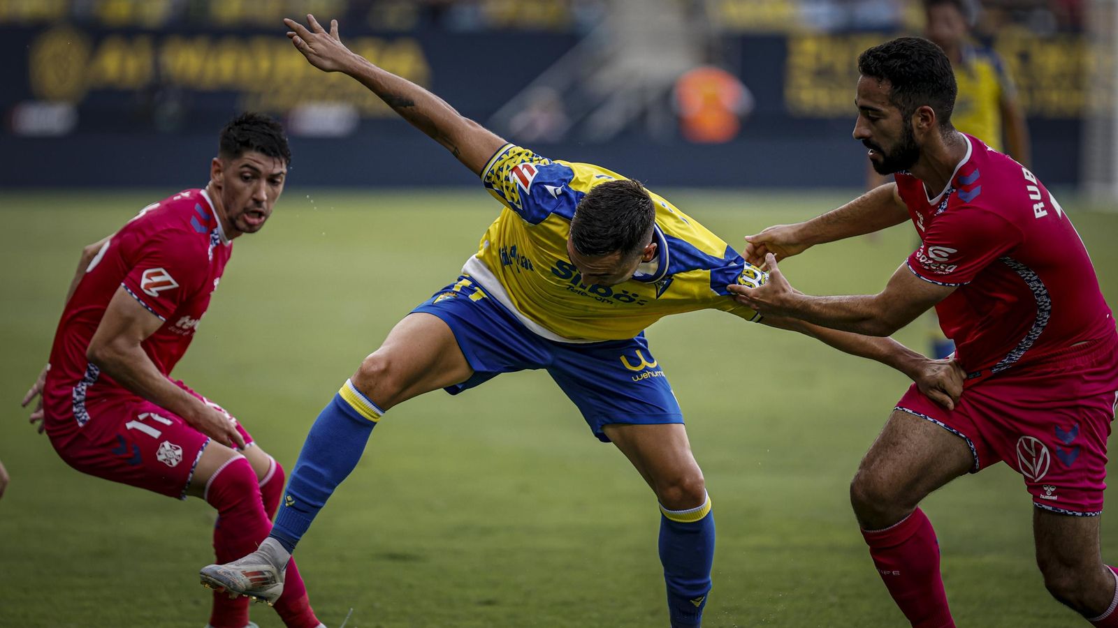 Búscate entre las fotos del partido de fútbol Cádiz CF - CD Tenerife de la Liga Hypermotion