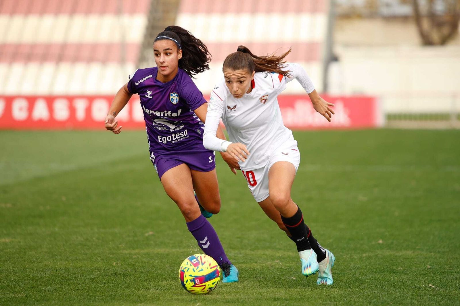 Unma Gabarro conduce el balón perseguida por una rival.