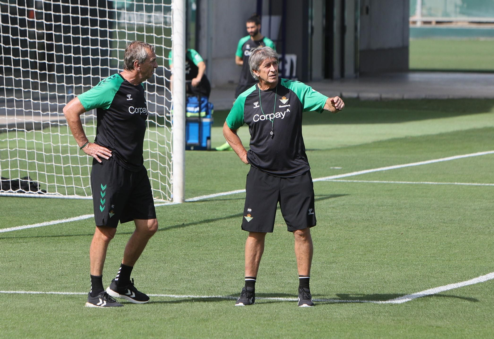 Manuel Pellegrini y Rubén Cousillas, durante un entrenamiento del Betis.