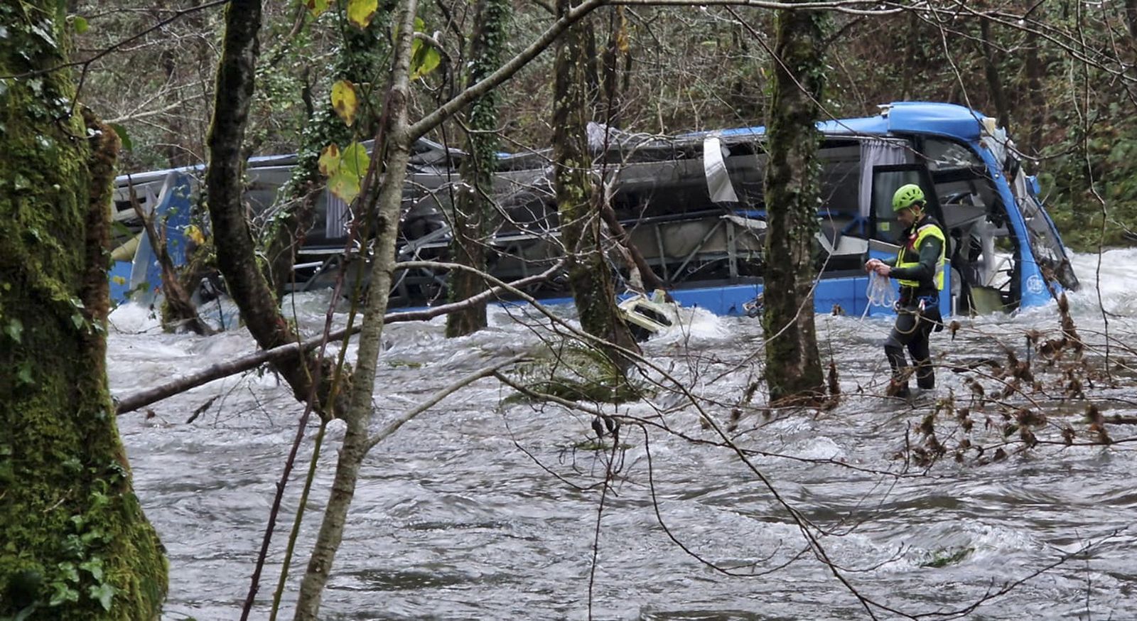 Impactantes imágenes: así quedó el autobús de Pontevedra tras caer al río