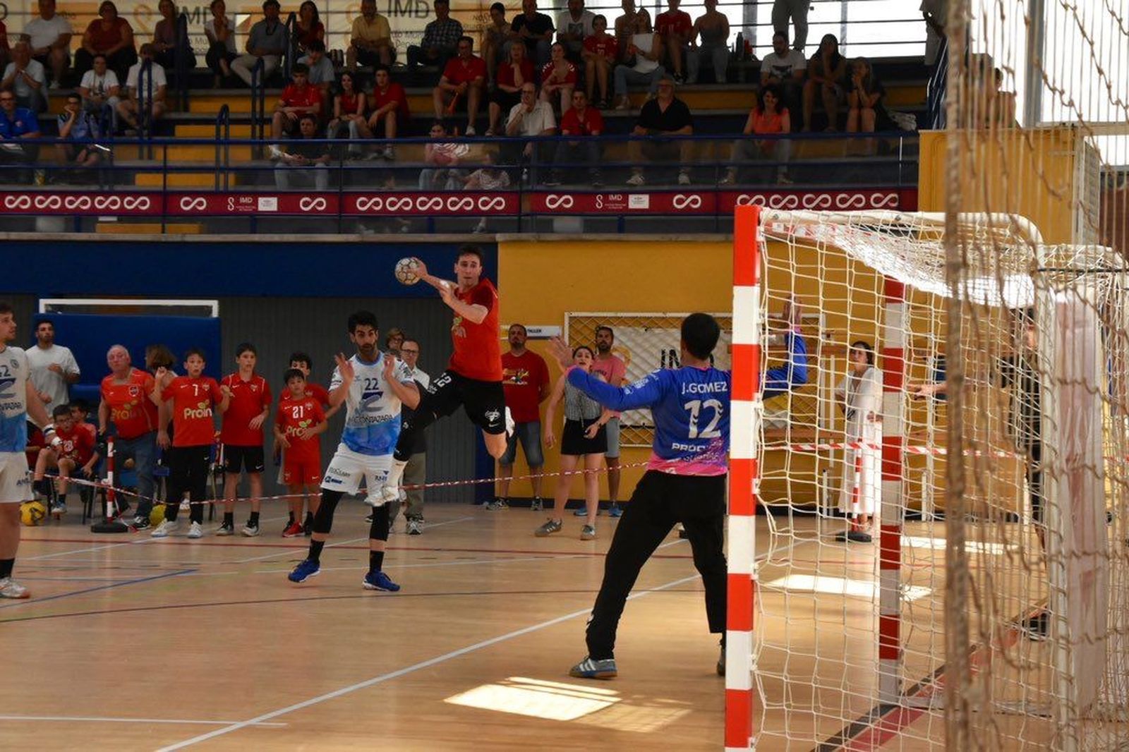 El extremo Horcajada realiza un lanzamiento ante un Gómez que estuvo muy acertado en la portería maña.