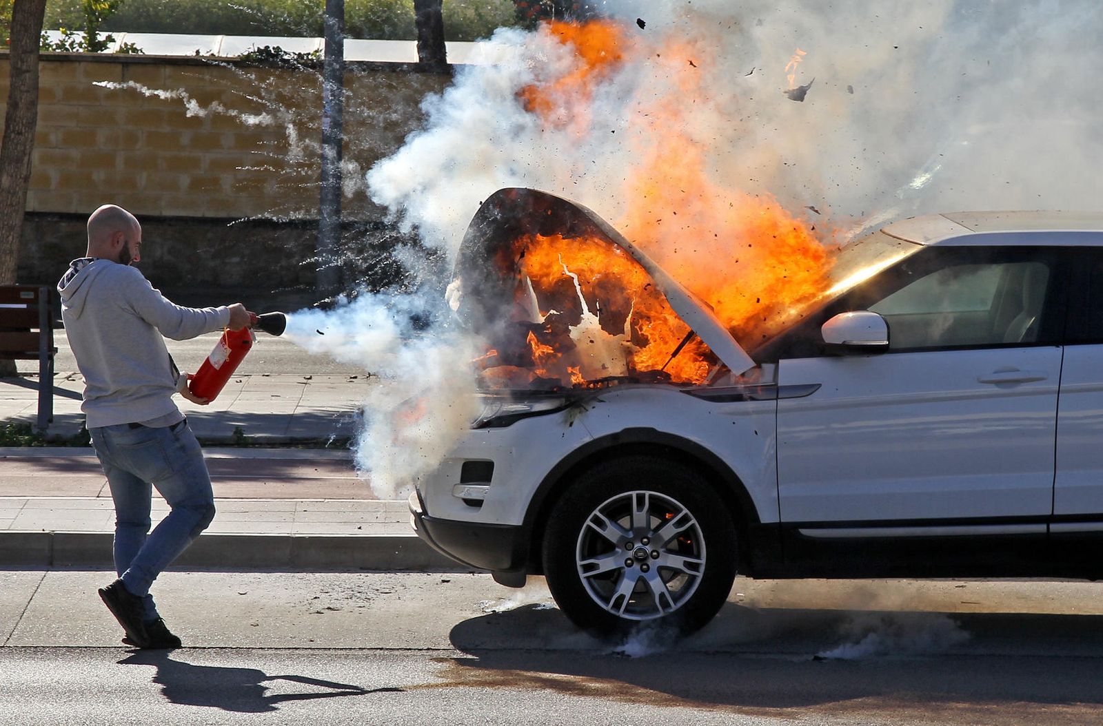 Arde un coche en la avenida Adolfo Suárez