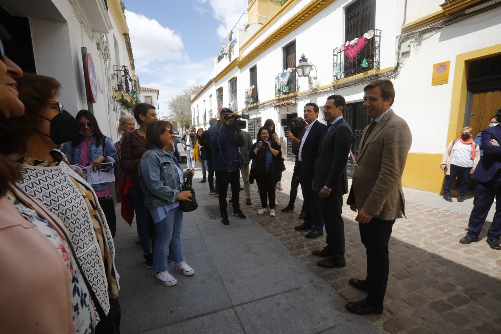 La visita de Juanma Moreno a los Patios de Córdoba, en imágenes.