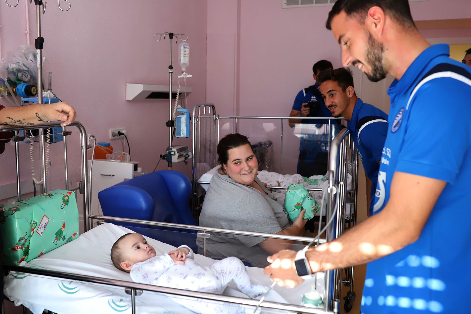 Enrega de regalos a los niños del Hospital del Xerez DFC
