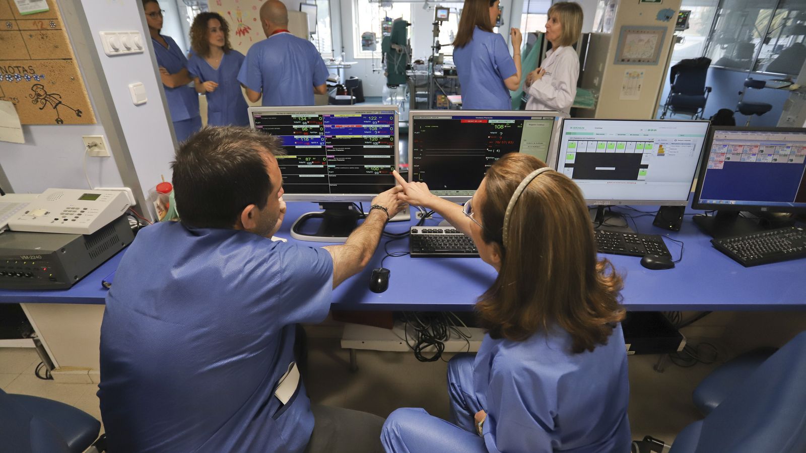 Control central desde el que se vigilan las constantes vitales de los niños.