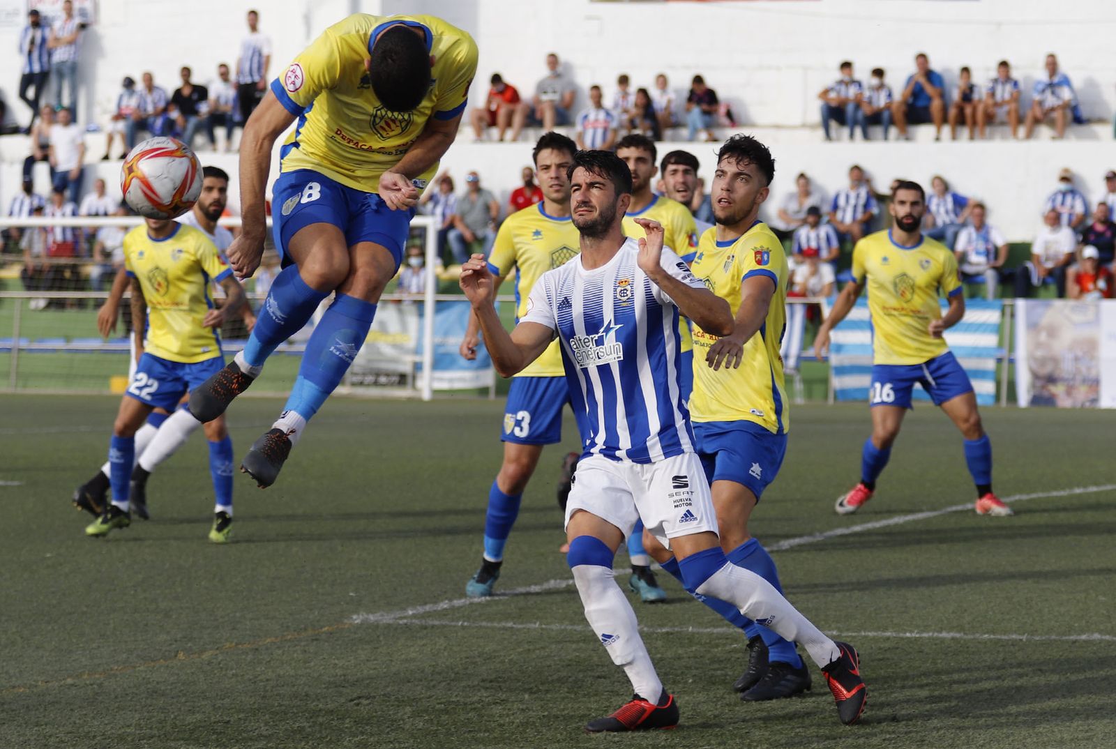 Imágenes del encuentro entre el Conil y el Recreativo de Huelva