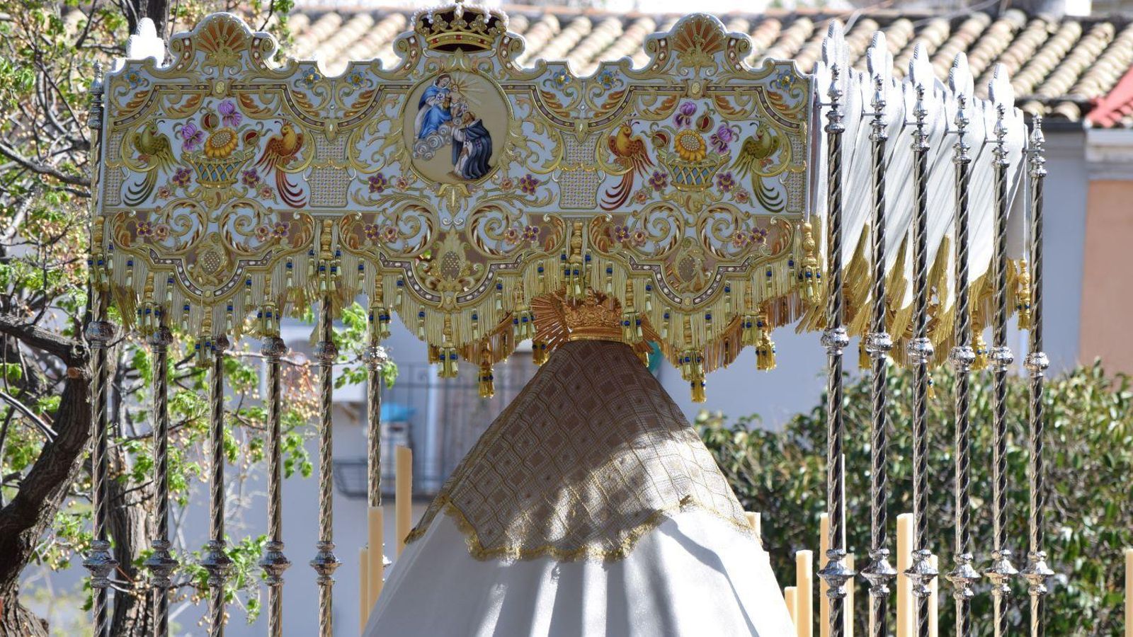 La bambalina trasera del palio blanco de la Trinidad es uno de los estrenos del Miércoles Santo.