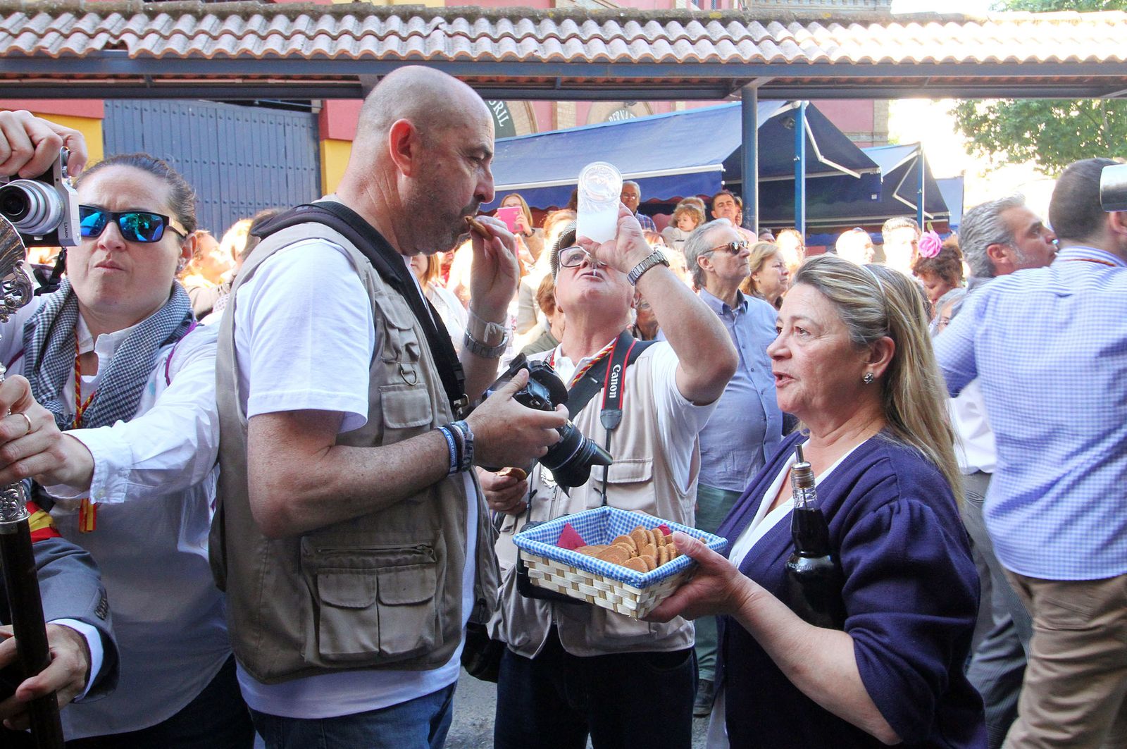 Imágenes de los caballistas, peregrinos a pie y carros de la Hdad de Emigrantes