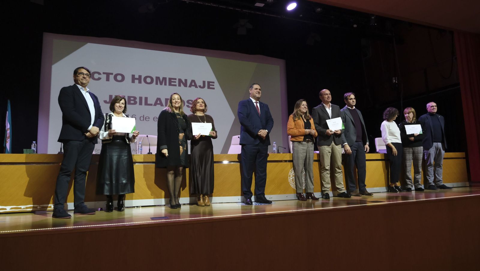 Los maestros docentes jubilados reciben su homenaje en la paraninfo de la UAL