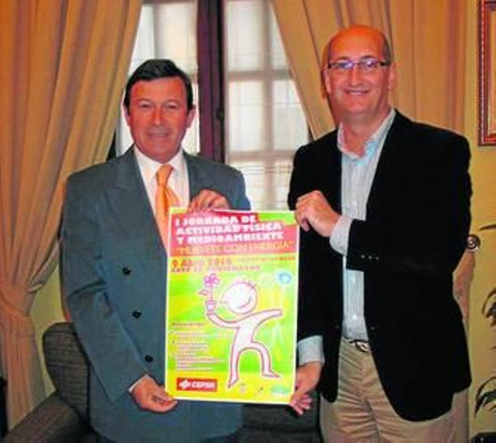 Alvaro García y Juan José Volante muestran el cartel de la ruta.