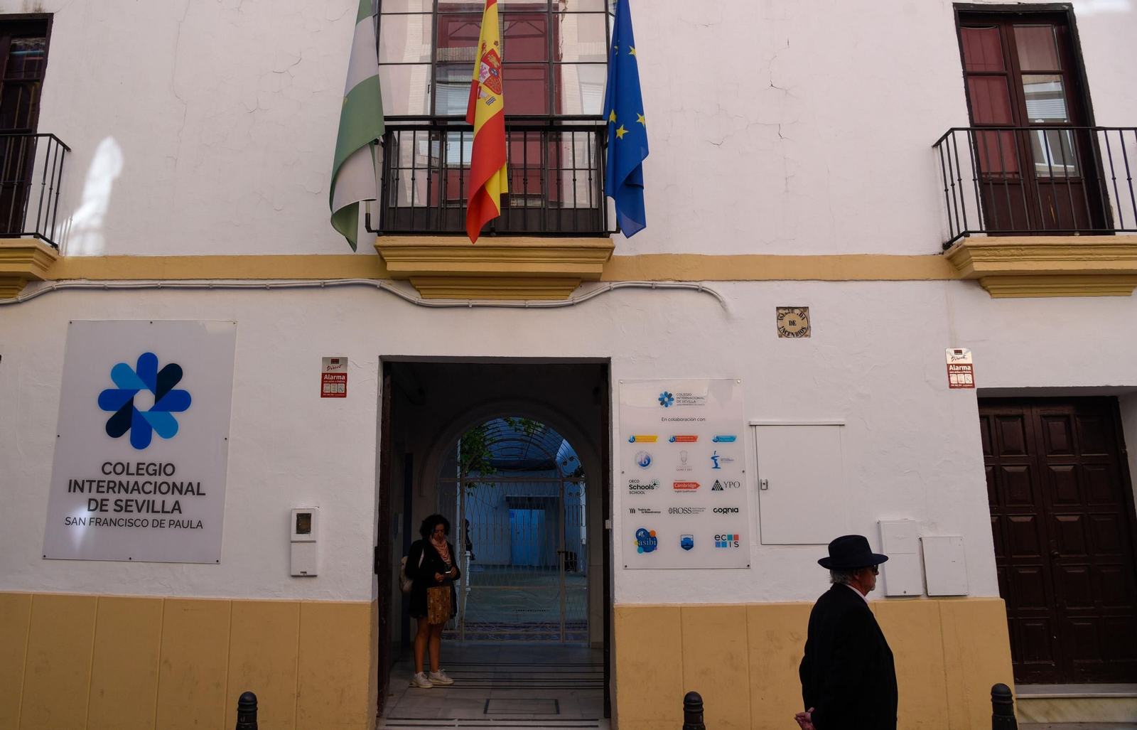 Entrada al colegio por la calle Alcázares.