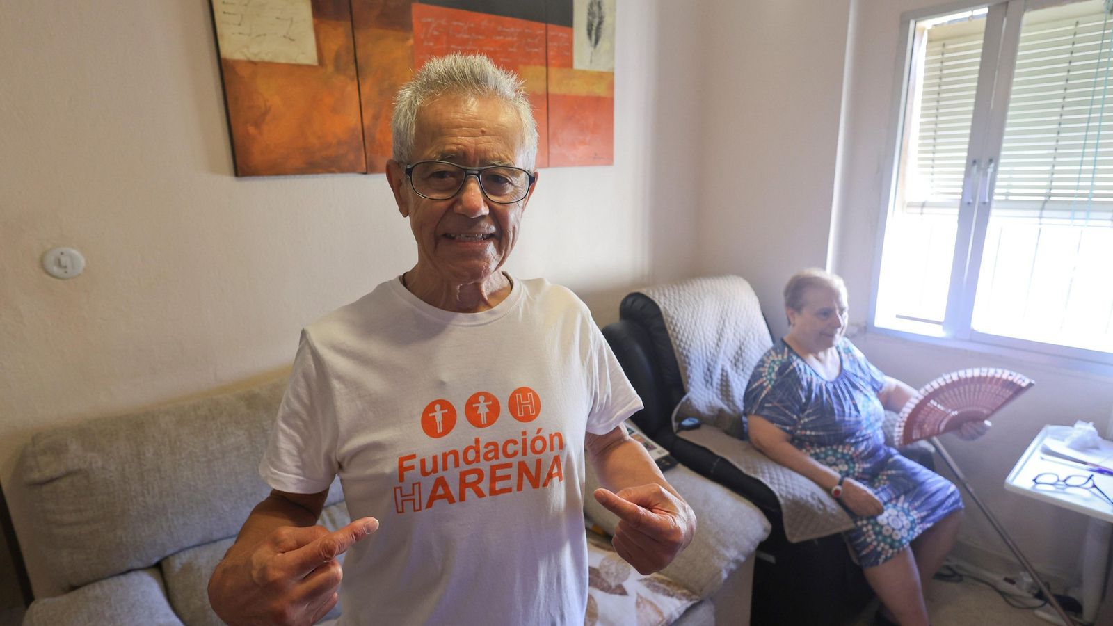 Antonio con su camiseta de voluntario y María de fondo. Antonio con su camiseta de voluntario y María de fondo.