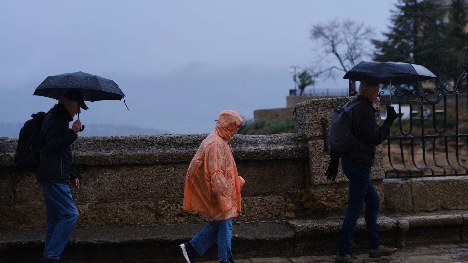 Turista en Ronda este viernes lluvioso. Turista en Ronda este viernes lluvioso.