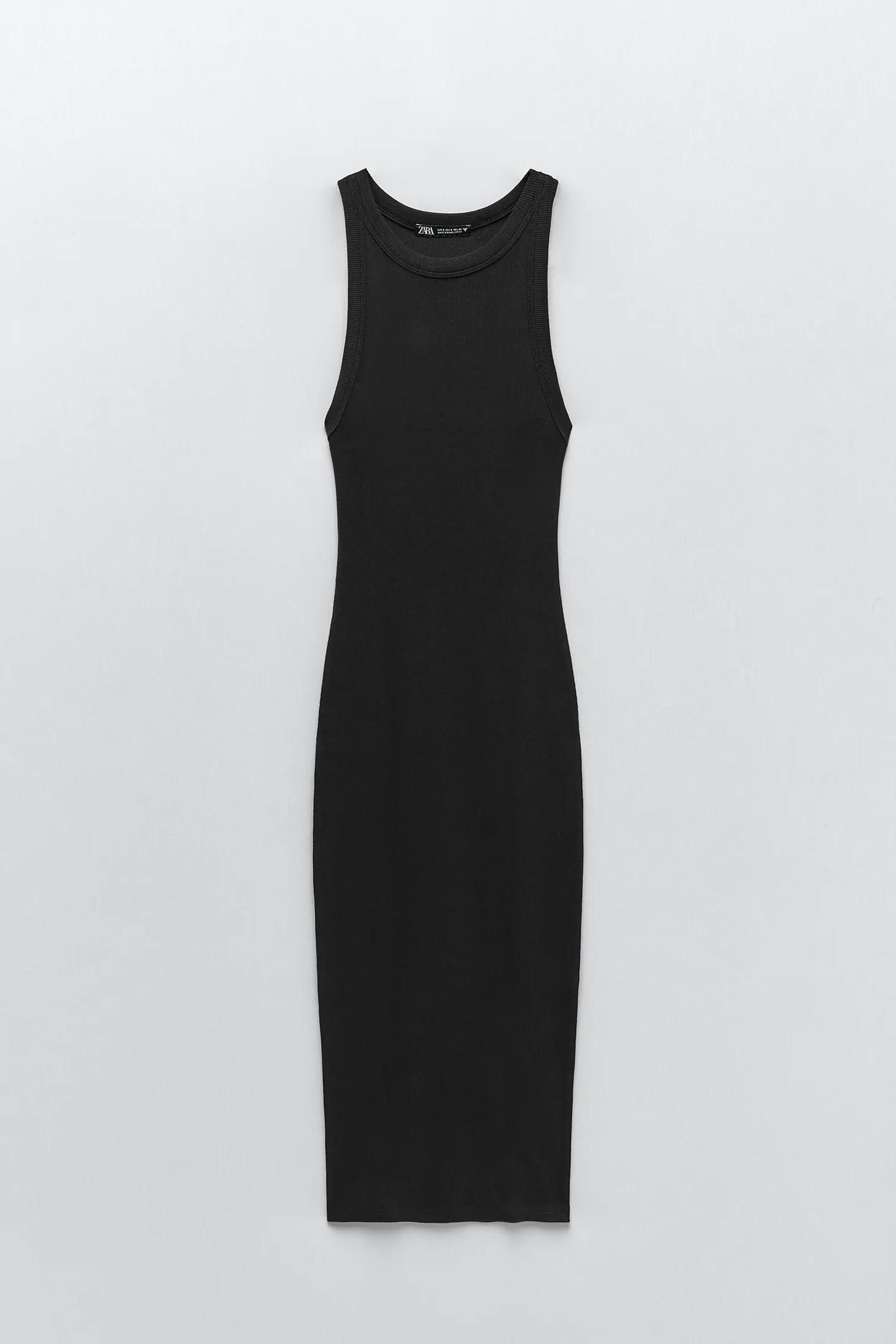 Vestido negro de largo midi y entallado de Zara.