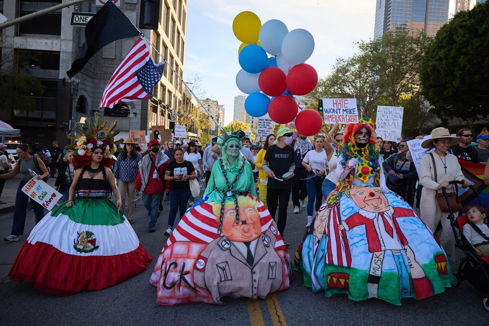 Miles de manifestantes contra Trump y Musk en EEUU: "¡Quita tus manos!"