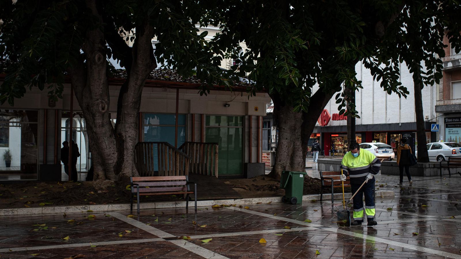La plaza de las Monjas en la lluviosa mañana de ayer.