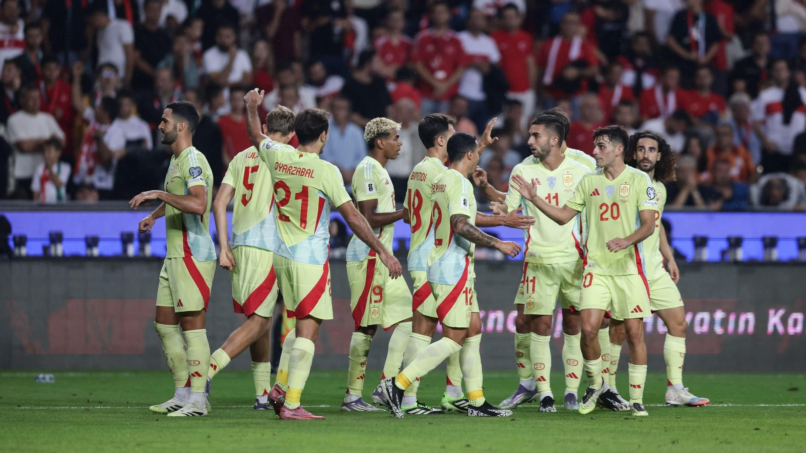 Los jugadores de la selección española celebra uno de los goles de Mikel Merino ante Turquía