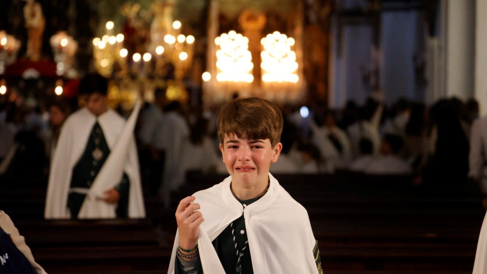 Un niño de la Hermandad del Huerto llora desconsolado.